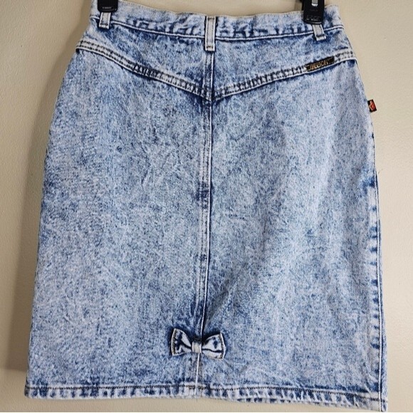 Sasson vintage acid wash jean skirt with bow size 9 runs small closer to 6 - Picture 2 of 7